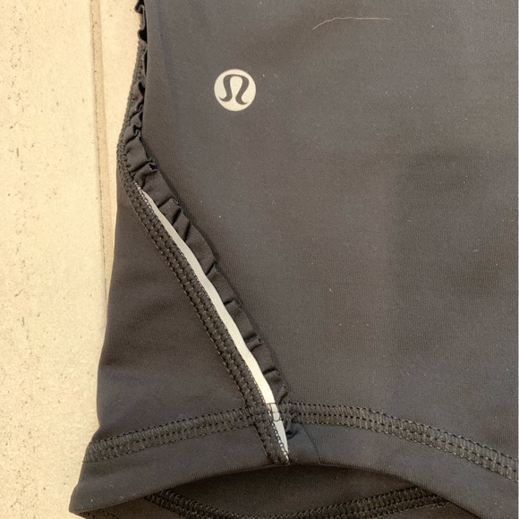 Like New! Lululemon Cropped Leggings. Women’s Size 6. - Picture 6 of 7